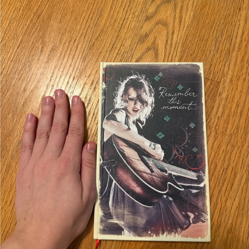 Taylor Swift Red notebook - Picture 2 of 5